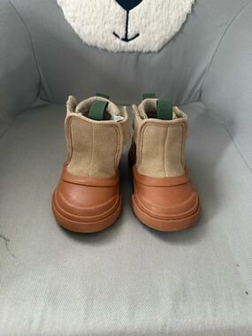Vans Kids Brown and Tan Waterproof Rain Boots with Green Pull Tabs